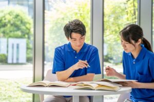 勉強をする作業療法士